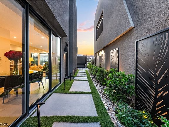 3rd image of 16 Heron Harbour Dr