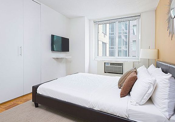4th image of 230 W 55th St APT 7A