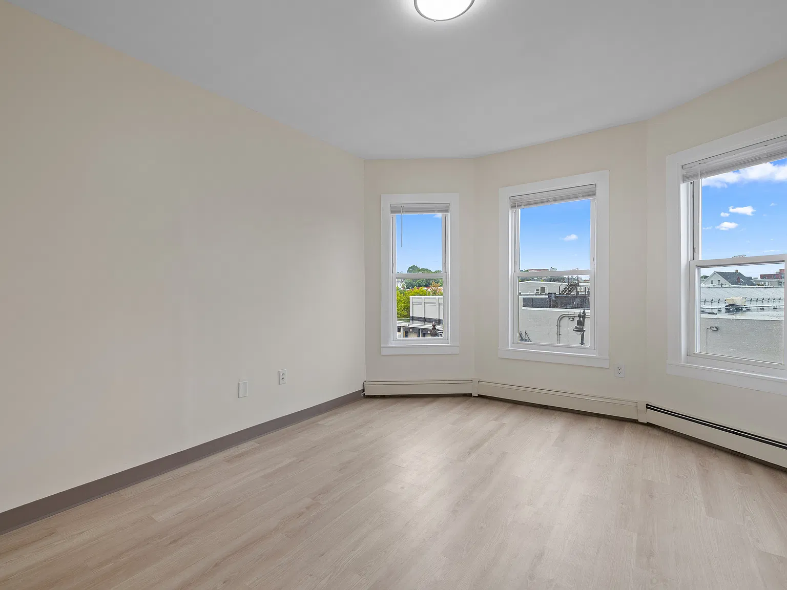 3 bed, 850 sqft, $2,800 — Photo 4