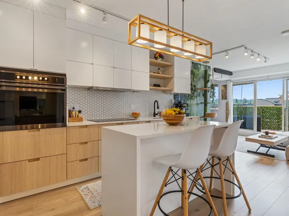 702 E King Edward Ave Penthouse 10, Vancouver, BC V5V 0A9