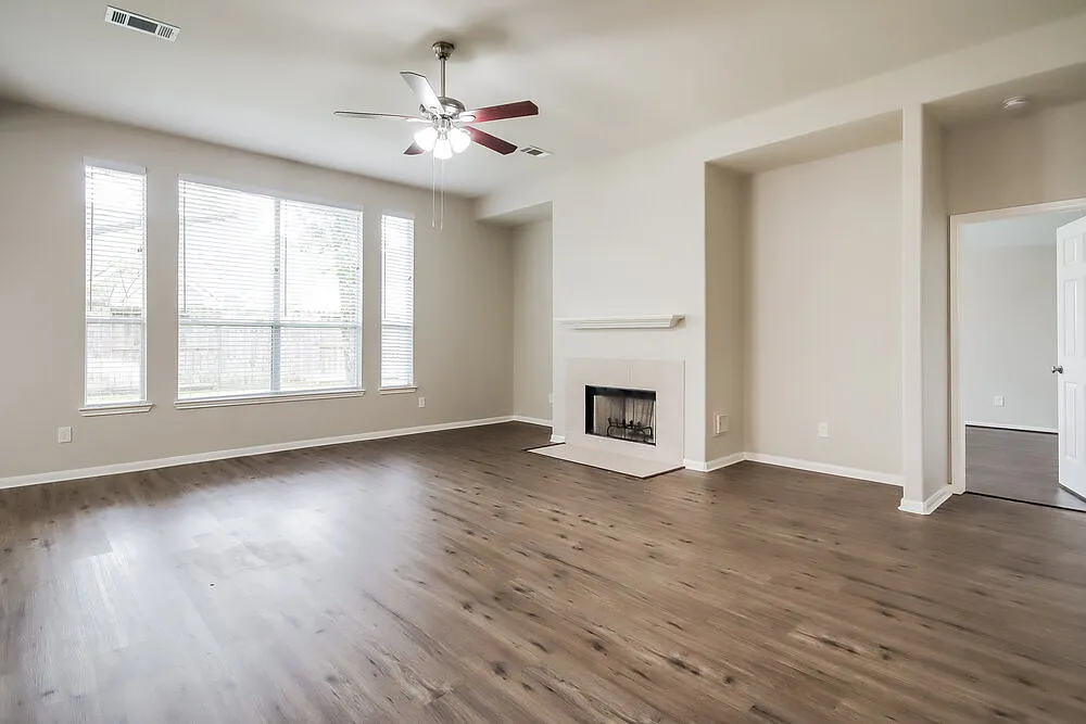 3 bed, 2.5 bath, 2472 sqft, $2,515 — Photo 3