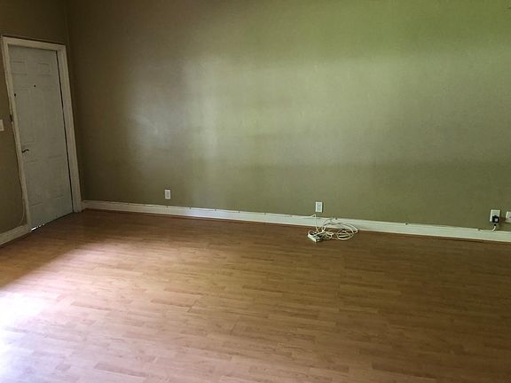 3rd image of 858 NE 121st St