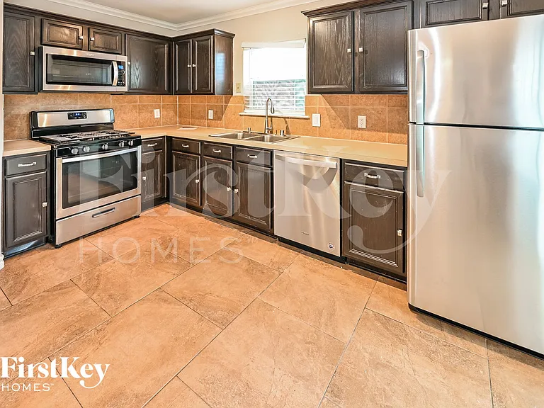 8008 Blue Jay St — Photo 3