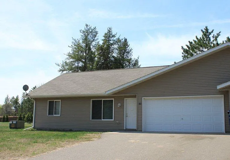210 Hawkins Dr — Photo 1