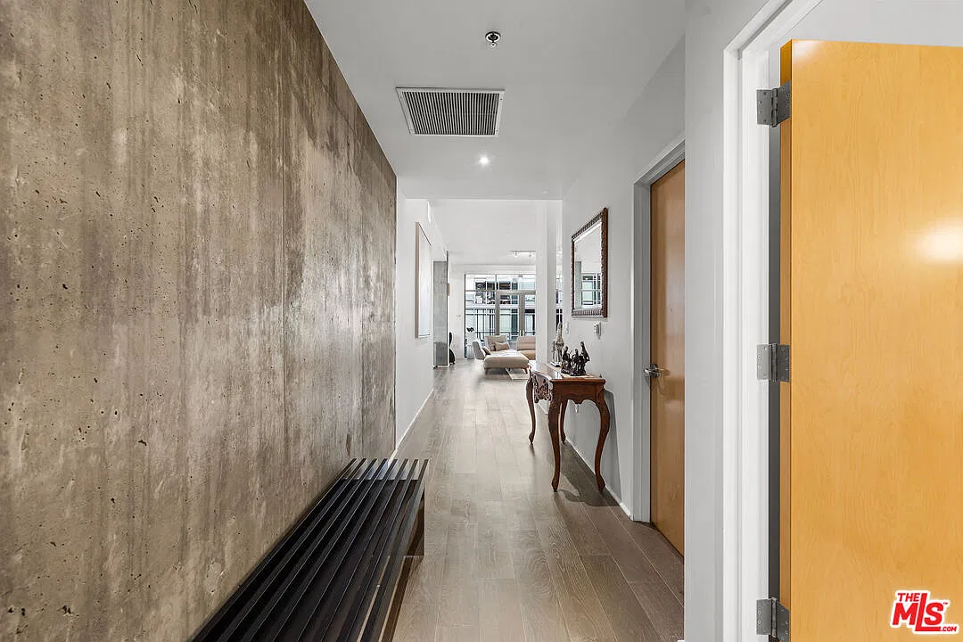 2 bed, 2.5 bath, 2660 sqft, $10,000 — Photo 2