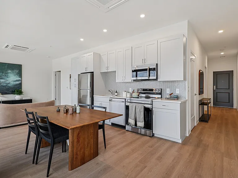 7 West 7th Apartments — Photo 12