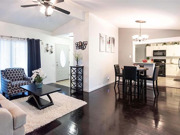 5th image of 1570 Balmoral Dr