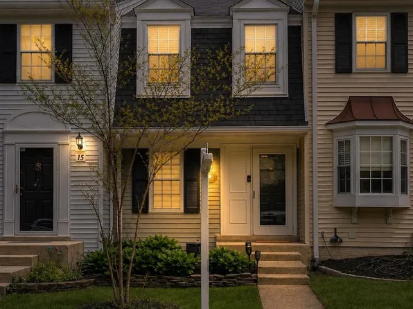 17 Palmer Ct, Sterling, VA 20165