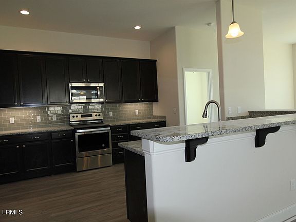 3rd image of 281 Sergeantjasper Cir