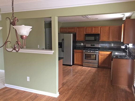 4th image of 228 Maywood Path