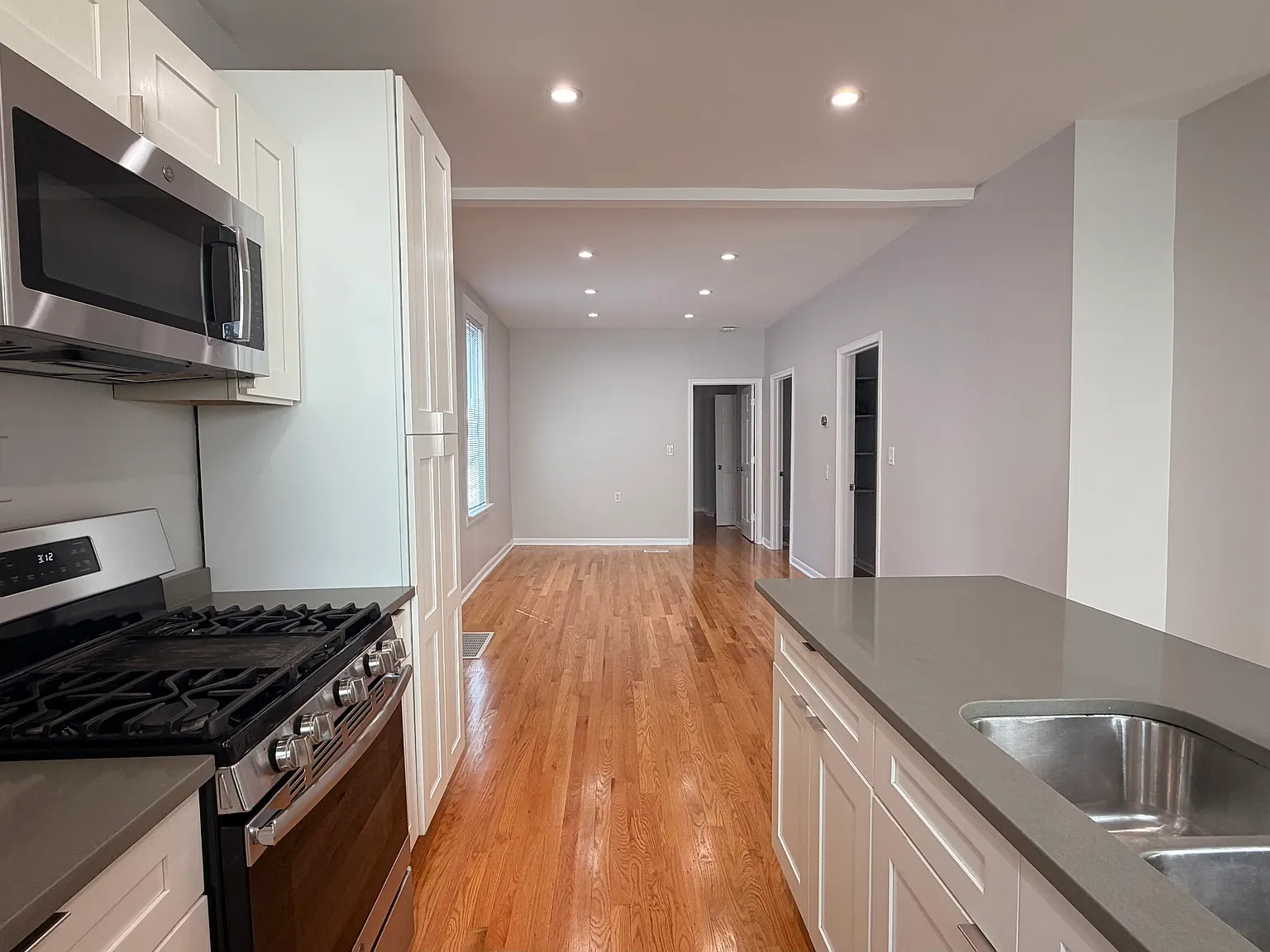 3 bed, 1100 sqft, $3,200 — Photo 3