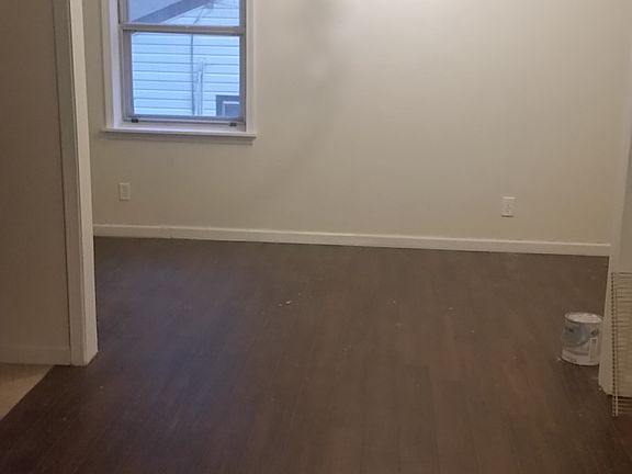 3rd image of 654 W Warren Dr
