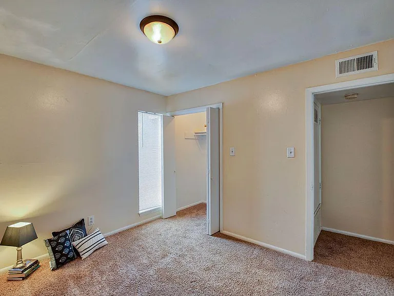 Townsend Apartments — Photo 8