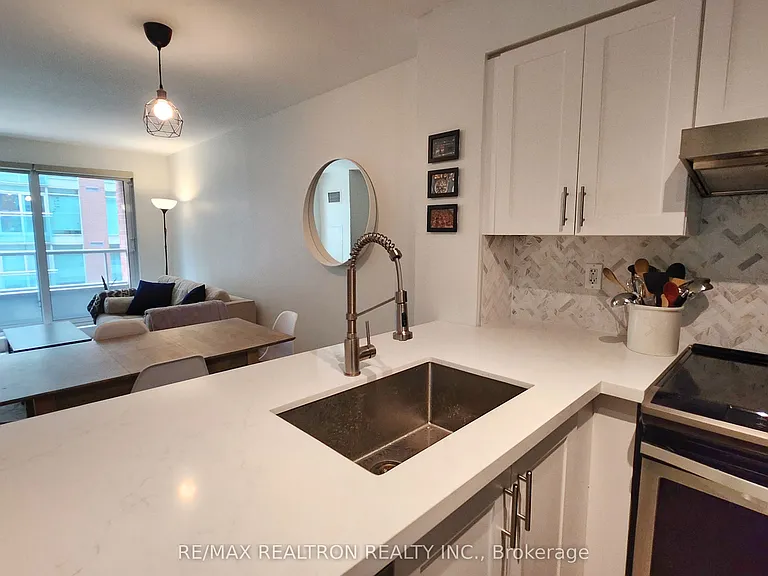 230 King St E #511 — Photo 4