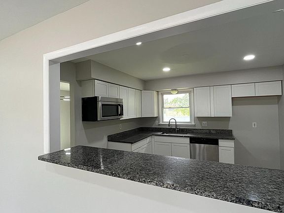 4th image of 39 Arbutus St