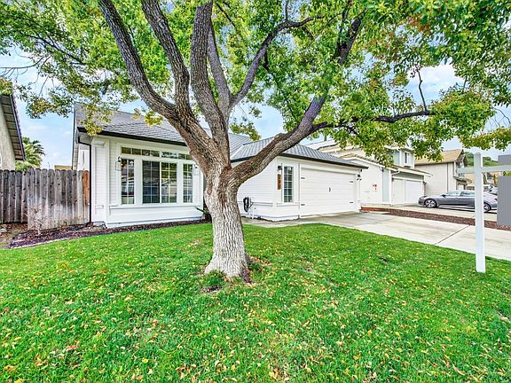 3rd image of 290 Sunridge Way
