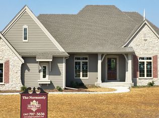 W248N2156 Kettle Cove Ct, Pewaukee, WI 53072