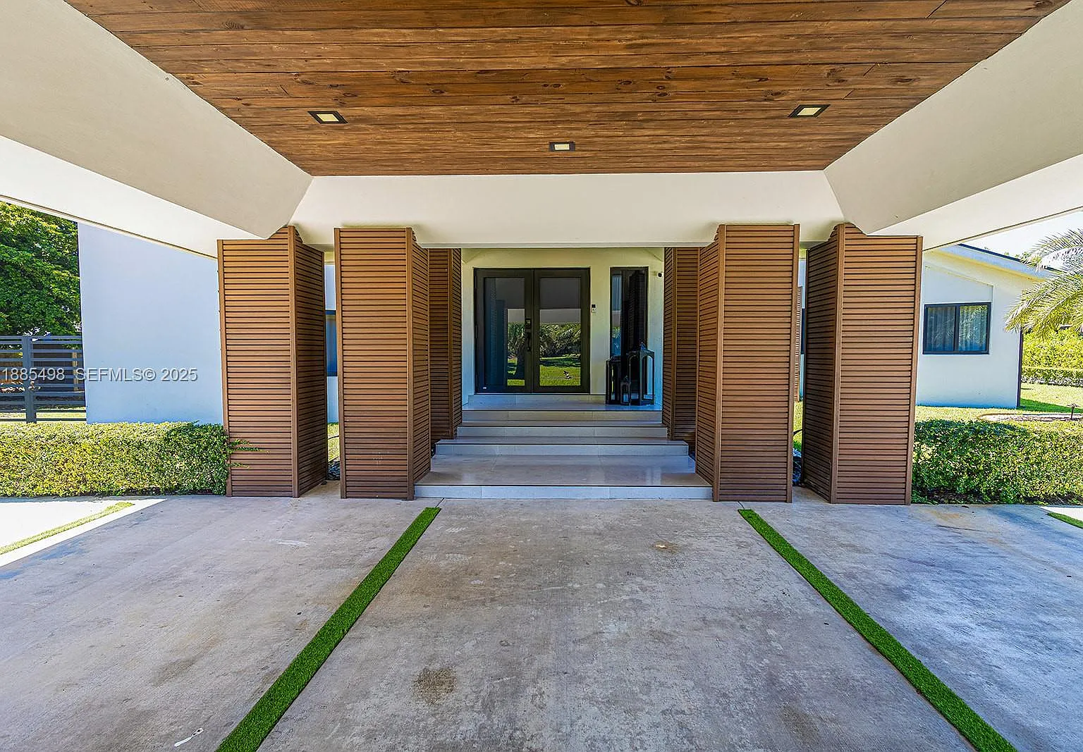 6 bed, 4.0 bath, 6112 sqft, $30,000 — Photo 2