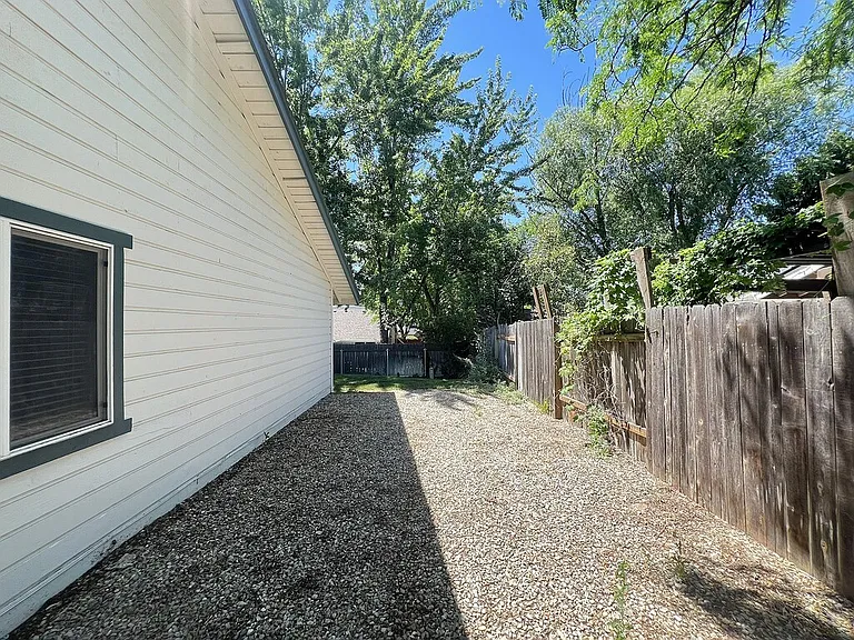 737 N Beachwood St — Photo 37