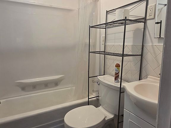 4th image of 200 Benton Ave APT 2
