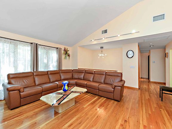 5th image of 337 Ionia Ave