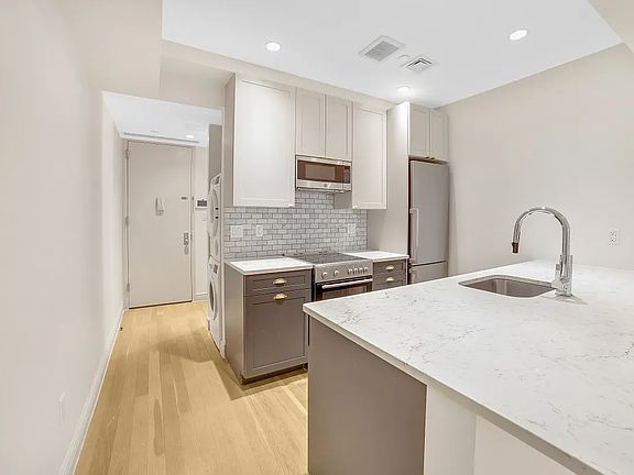 4th image of 405 E 78th St APT 3C