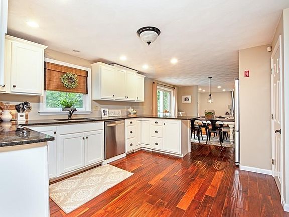 3rd image of 5 River Meadow Dr