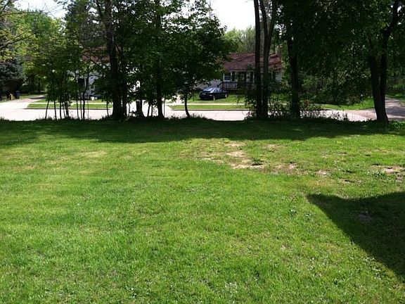 Nice back yard that goes to York St.