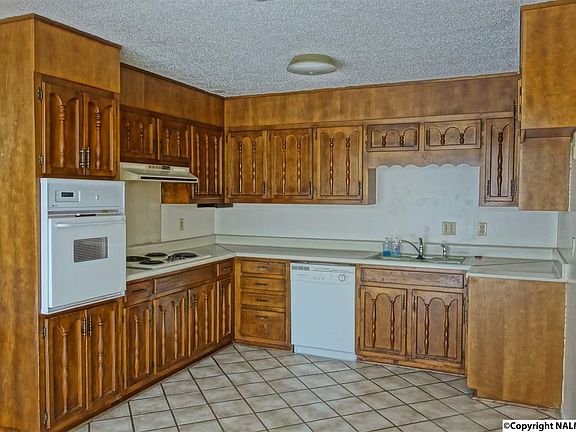 4th image of 639 Versailles Dr SE