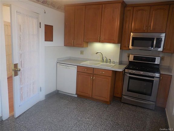3rd image of 18 Dupont Ave Floor 1