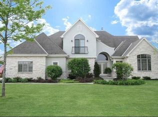 1026 Oak Cir, Pewaukee, WI 53072