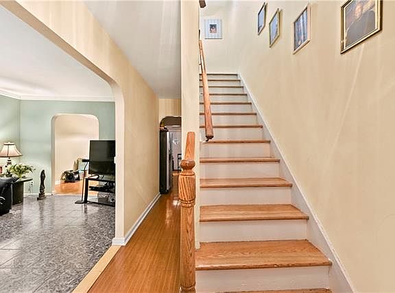 5th image of 3243 Colden Ave