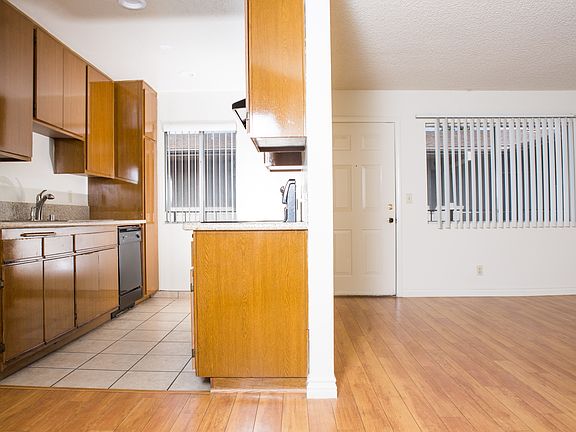 3rd image of 626 E Verdugo Ave