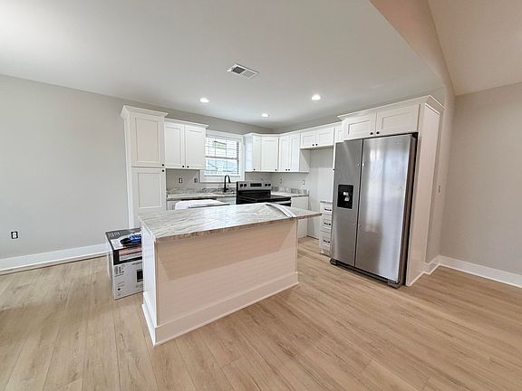 4th image of 300 Whitley Ln