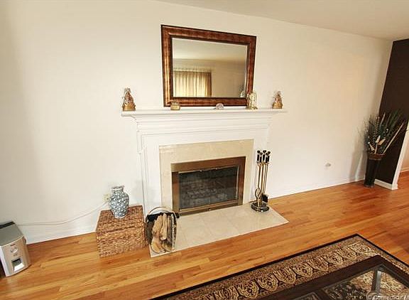 5th image of 860 N Greenbrier Dr