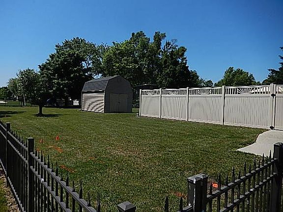4th image of 1001 Mount Dr