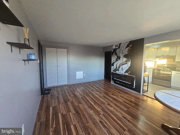 529 Foster St — Photo 4