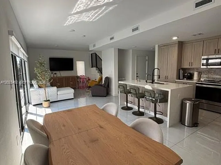 1314 NW 2nd Ln #1314 — Photo 3