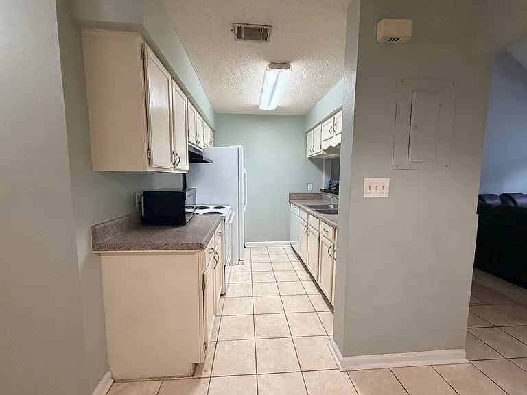 2259 Parrot Ln — Photo 3