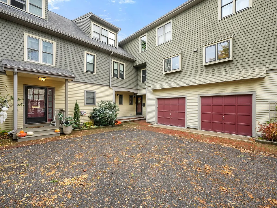 10 Eustis St