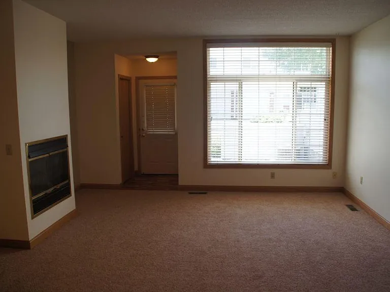 Living Room S (vacant)