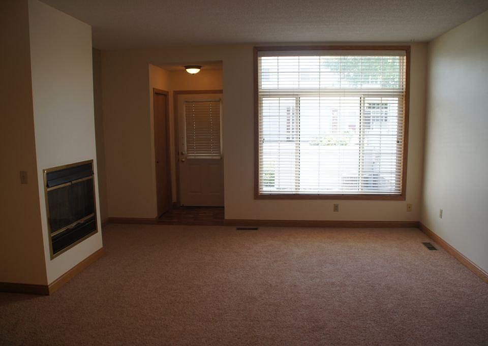 Living Room S (vacant)