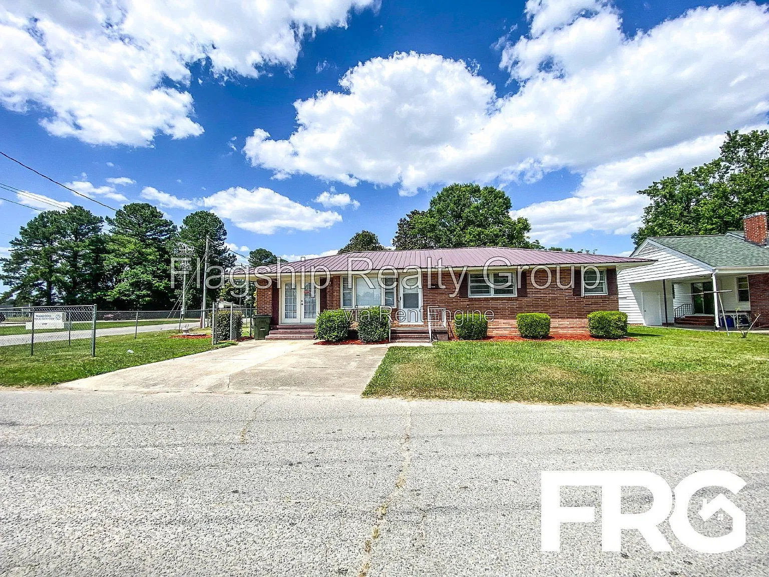 3 bed, 2.0 bath, 979 sqft, $1,330 — Photo 2
