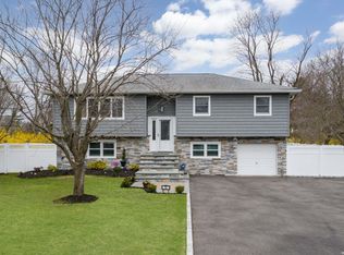 15 Grossman St, Melville, NY 11747