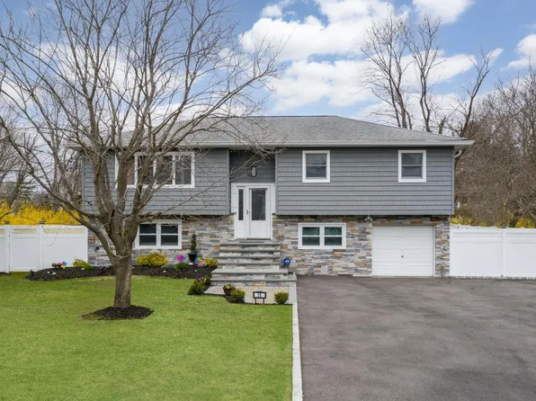 15 Grossman Street, Melville, NY 11747