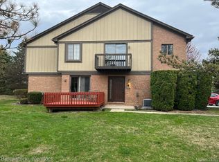 376 Meadow Bridge Dr, Rochester, MI 48307