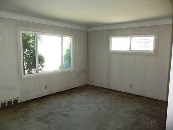 4th image of 15102 Bartlett Ave