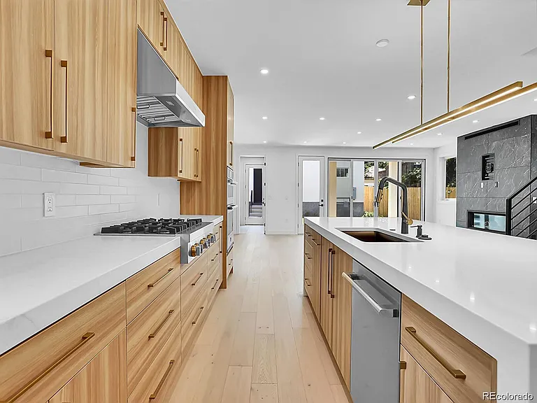 300 S Franklin St — Photo 8