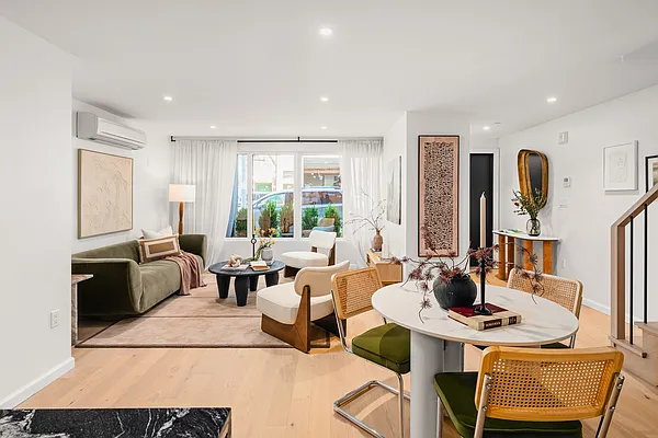 Living room, photo 2