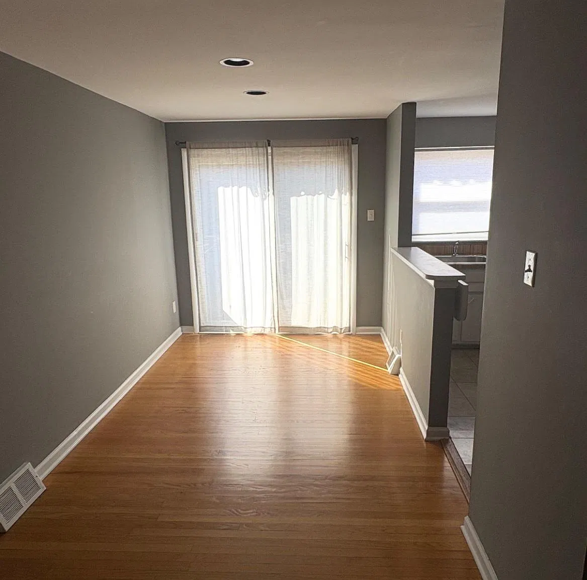 3 bed, 1.0 bath, 1132 sqft, $2,200 — Photo 3